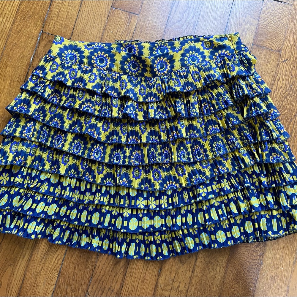 Forever 21 women’s tiered pleated graphic mini skirt
